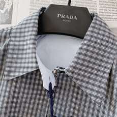 Prada 普拉达 2026FW早秋新品 双面穿夹克外套🥼 甄选挺括轻薄混纺面料,一面复古格纹肌理,触感细腻透气;另一面 Prada 普拉达 2026FW早秋新品 双面穿夹克外套🥼 甄选挺括轻薄混纺面料,一面复古格纹肌理,触感细腻透气;另一面