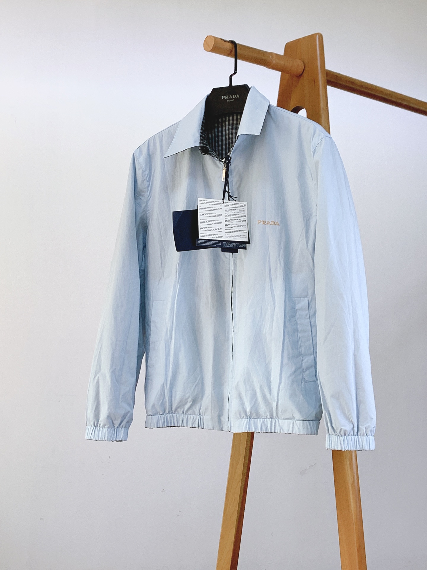 Prada 普拉达 2026FW早秋新品 双面穿夹克外套🥼 甄选挺括轻薄混纺面料,一面复古格纹肌理,触感细腻透气;另一面 Prada 普拉达 2026FW早秋新品 双面穿夹克外套🥼 甄选挺括轻薄混纺面料,一面复古格纹肌理,触感细腻透气;另一面