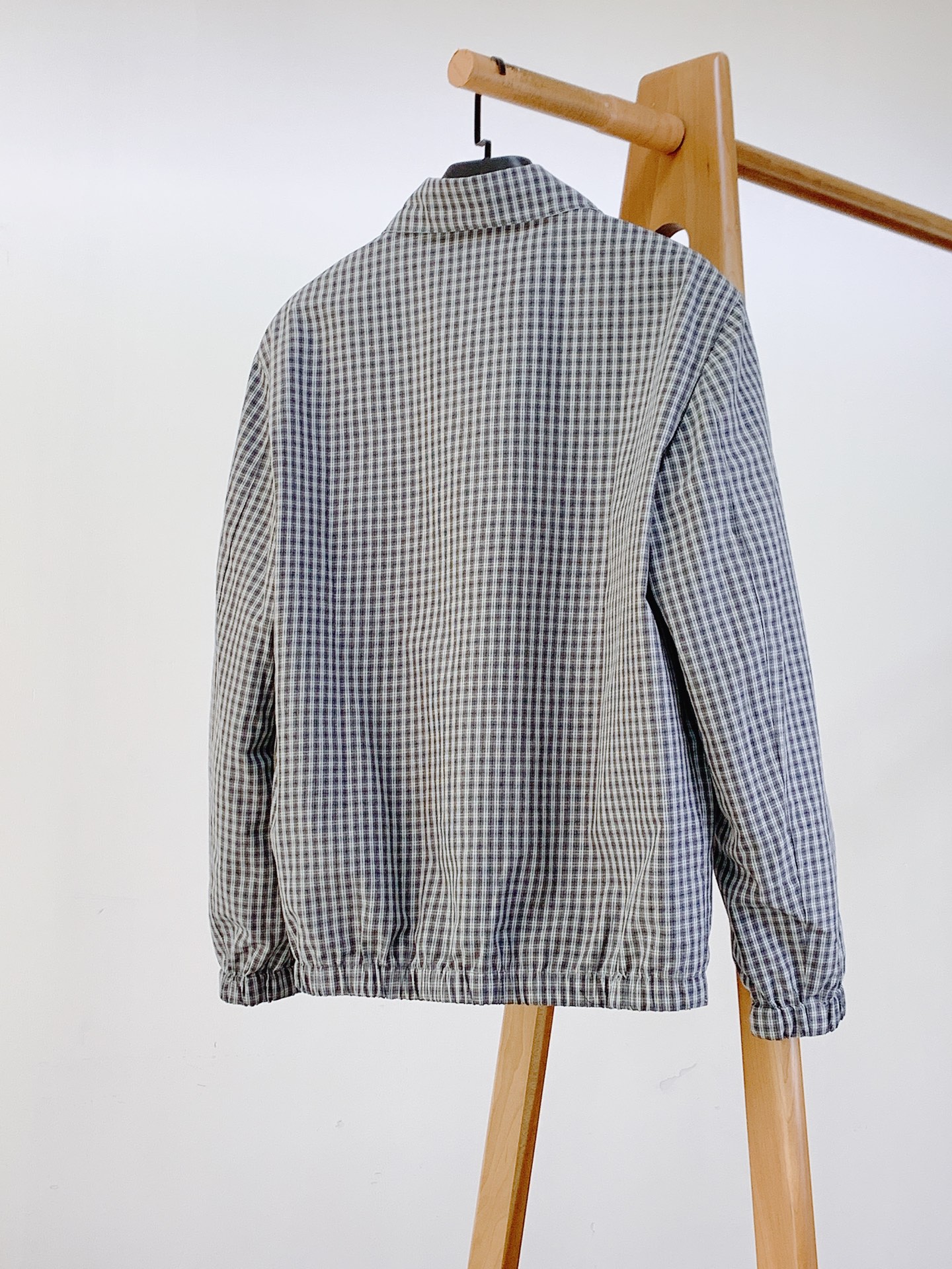 Prada 普拉达 2026FW早秋新品 双面穿夹克外套🥼 甄选挺括轻薄混纺面料,一面复古格纹肌理,触感细腻透气;另一面 Prada 普拉达 2026FW早秋新品 双面穿夹克外套🥼 甄选挺括轻薄混纺面料,一面复古格纹肌理,触感细腻透气;另一面