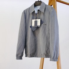 Prada 普拉达 2026FW早秋新品 双面穿夹克外套🥼 甄选挺括轻薄混纺面料,一面复古格纹肌理,触感细腻透气;另一面 Prada 普拉达 2026FW早秋新品 双面穿夹克外套🥼 甄选挺括轻薄混纺面料,一面复古格纹肌理,触感细腻透气;另一面