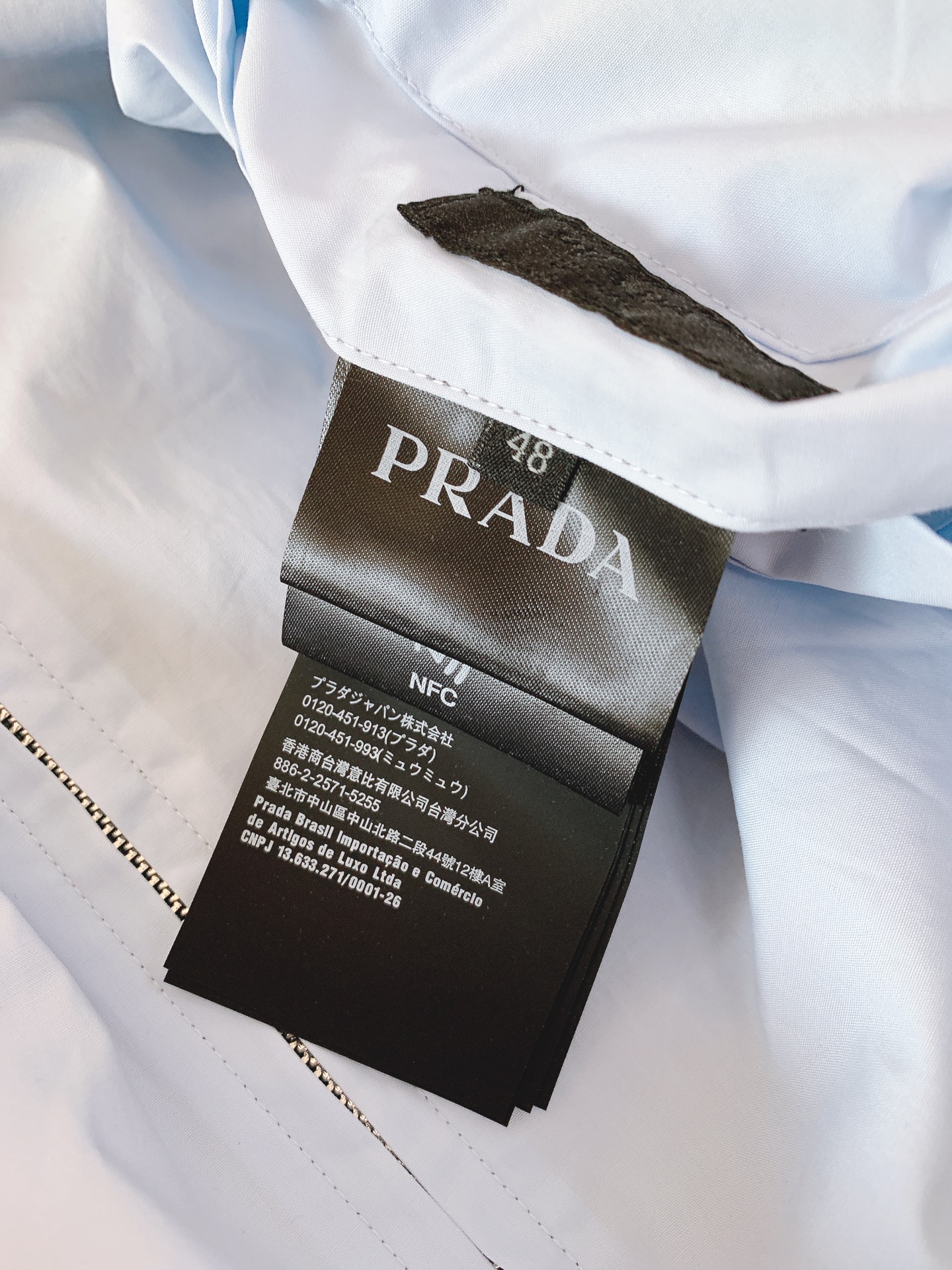 Prada 普拉达 2026FW早秋新品 双面穿夹克外套🥼 甄选挺括轻薄混纺面料,一面复古格纹肌理,触感细腻透气;另一面 Prada 普拉达 2026FW早秋新品 双面穿夹克外套🥼 甄选挺括轻薄混纺面料,一面复古格纹肌理,触感细腻透气;另一面