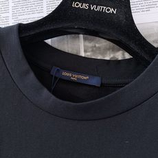 LouisVuitton 路易威登 烫钻短袖T恤👕 甄选高克重精选棉质面料,触感细腻柔软,透气不闷汗,垂坠感优秀,上身挺 LouisVuitton 路易威登 烫钻短袖T恤👕 甄选高克重精选棉质面料,触感细腻柔软,透气不闷汗,垂坠感优秀,上身挺