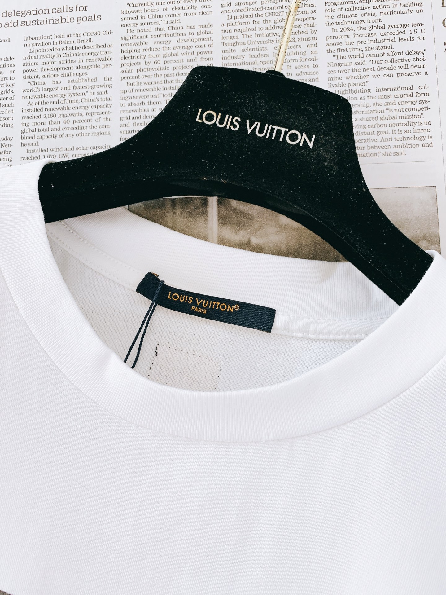 LouisVuitton 路易威登 胶卷印花T恤🎞️ 甄选高支精梳棉面料,肌理细腻扎实,触感柔软亲肤,透气不闷汗,上身垂 LouisVuitton 路易威登 胶卷印花T恤🎞️ 甄选高支精梳棉面料,肌理细腻扎实,触感柔软亲肤,透气不闷汗,上身垂