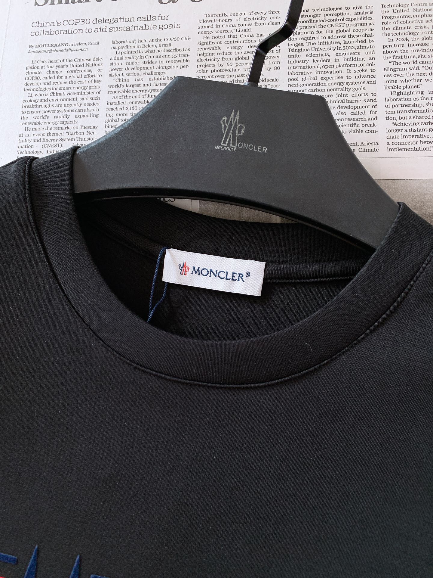 Moncler 蒙口 2026FW早秋新品 坐标山峰植绒打底短袖T恤👕 高支莫斯3D棉,扎实软糯,上身舒适透气 胸前立 Moncler 蒙口 2026FW早秋新品 坐标山峰植绒打底短袖T恤👕 高支莫斯3D棉,扎实软糯,上身舒适透气 胸前立