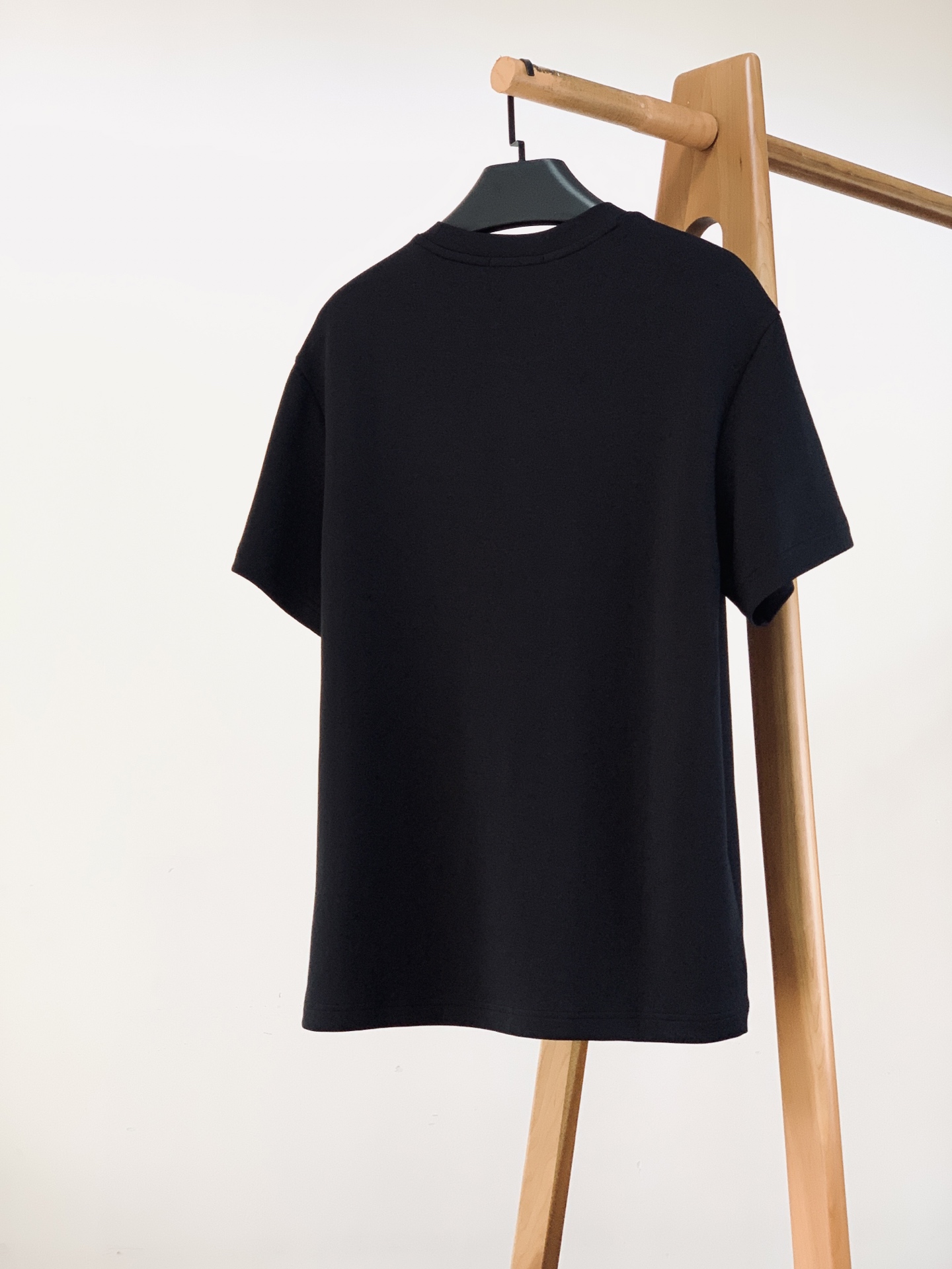 Moncler 蒙口 2026FW早秋新品 坐标山峰植绒打底短袖T恤👕 高支莫斯3D棉,扎实软糯,上身舒适透气 胸前立 Moncler 蒙口 2026FW早秋新品 坐标山峰植绒打底短袖T恤👕 高支莫斯3D棉,扎实软糯,上身舒适透气 胸前立