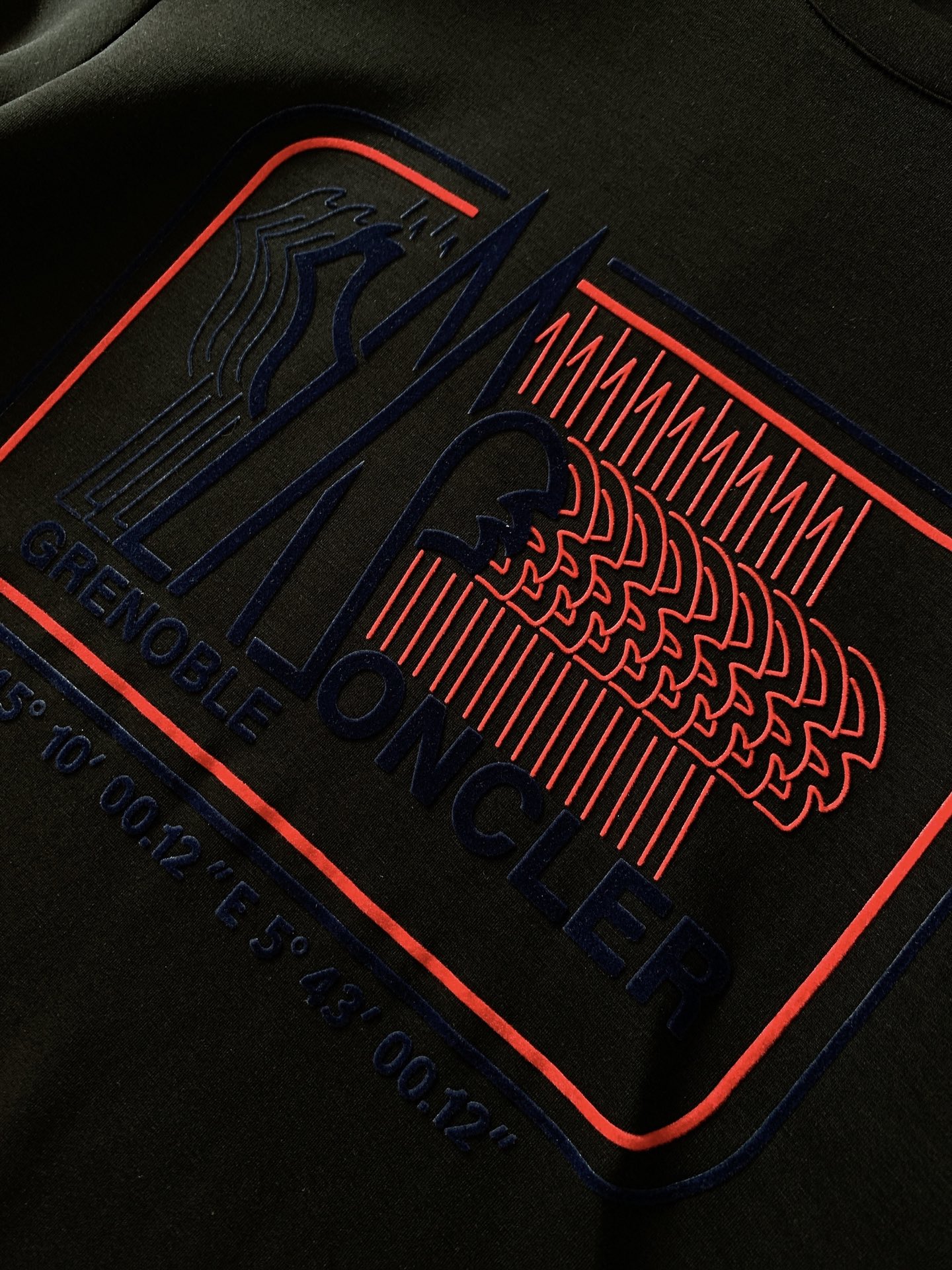 Moncler 蒙口 2026FW早秋新品 坐标山峰植绒打底短袖T恤👕 高支莫斯3D棉,扎实软糯,上身舒适透气 胸前立 Moncler 蒙口 2026FW早秋新品 坐标山峰植绒打底短袖T恤👕 高支莫斯3D棉,扎实软糯,上身舒适透气 胸前立