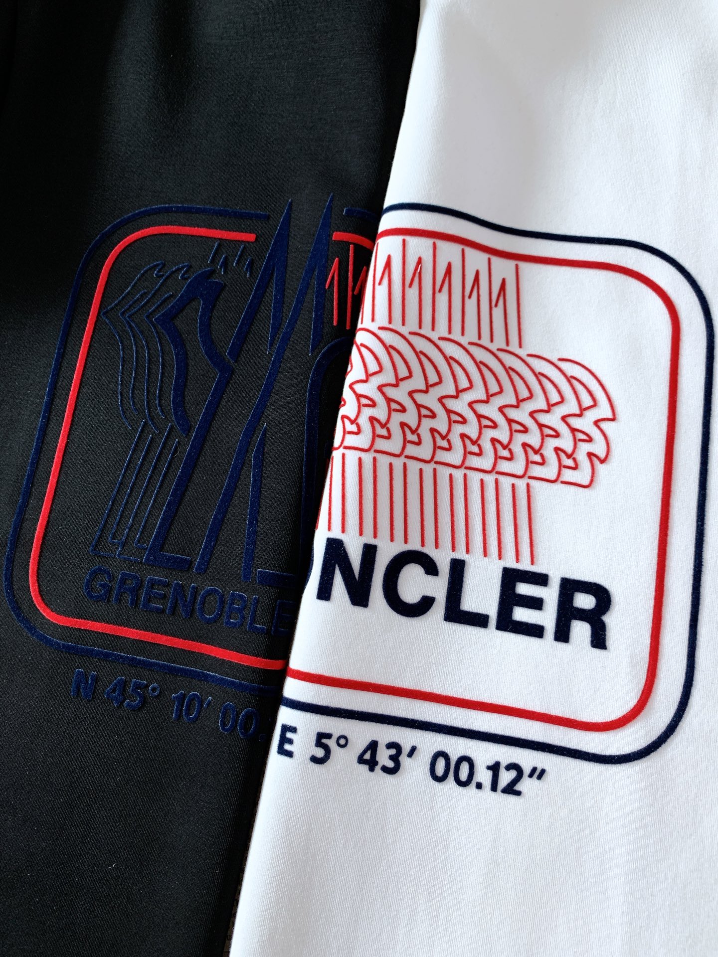 Moncler 蒙口 2026FW早秋新品 坐标山峰植绒打底短袖T恤👕 高支莫斯3D棉,扎实软糯,上身舒适透气 胸前立 Moncler 蒙口 2026FW早秋新品 坐标山峰植绒打底短袖T恤👕 高支莫斯3D棉,扎实软糯,上身舒适透气 胸前立