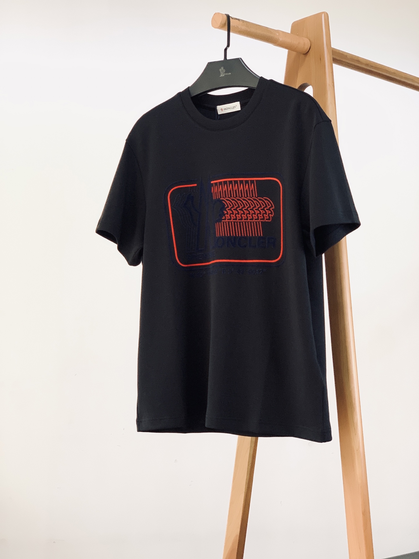 Moncler 蒙口 2026FW早秋新品  坐标山峰植绒打底短袖T恤👕 高支莫斯3D棉，扎实软糯，上身舒适透气 胸前立