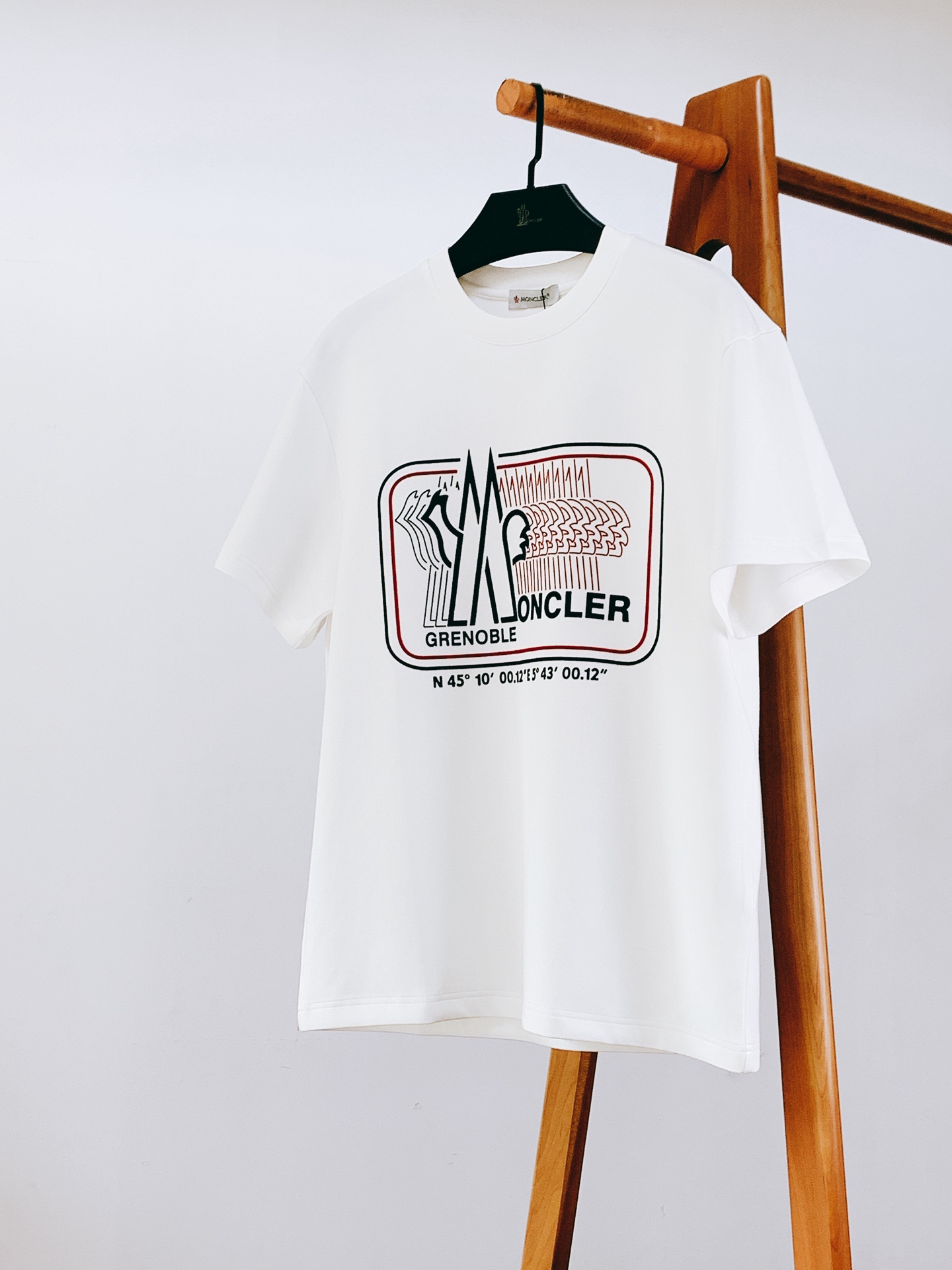 Moncler 蒙口 2026FW早秋新品  坐标山峰植绒打底短袖T恤👕 高支莫斯3D棉，扎实软糯，上身舒适透气 胸前立