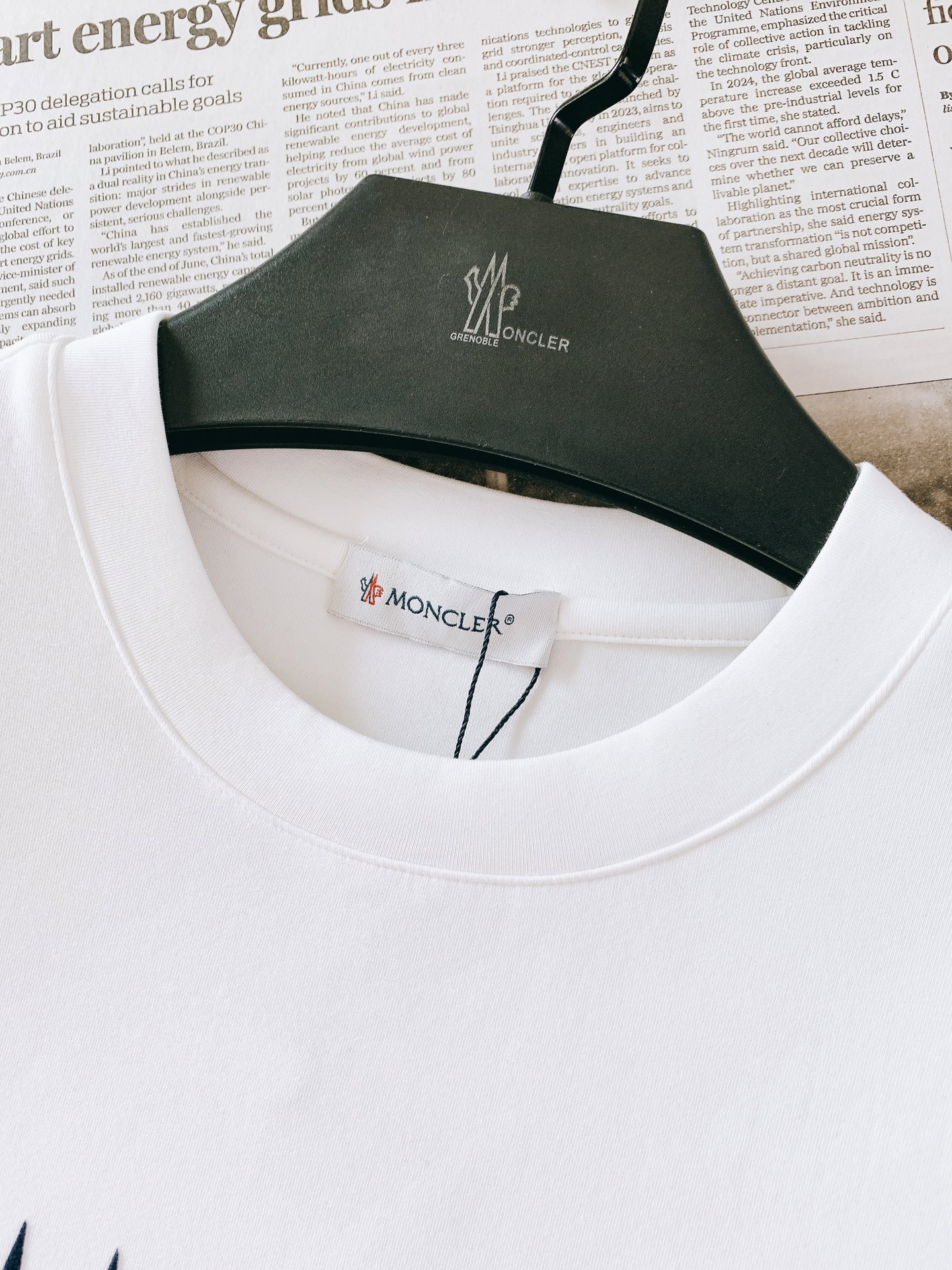 Moncler 蒙口 2026FW早秋新品 坐标山峰植绒打底短袖T恤👕 高支莫斯3D棉,扎实软糯,上身舒适透气 胸前立 Moncler 蒙口 2026FW早秋新品 坐标山峰植绒打底短袖T恤👕 高支莫斯3D棉,扎实软糯,上身舒适透气 胸前立