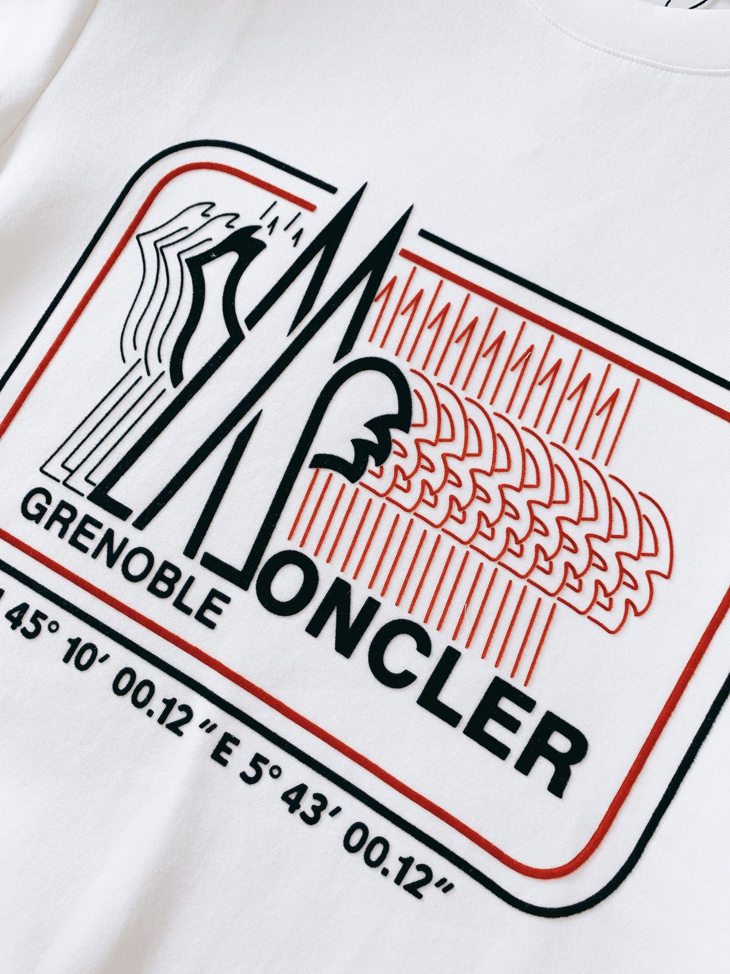 Moncler 蒙口 2026FW早秋新品 坐标山峰植绒打底短袖T恤👕 高支莫斯3D棉,扎实软糯,上身舒适透气 胸前立 Moncler 蒙口 2026FW早秋新品 坐标山峰植绒打底短袖T恤👕 高支莫斯3D棉,扎实软糯,上身舒适透气 胸前立