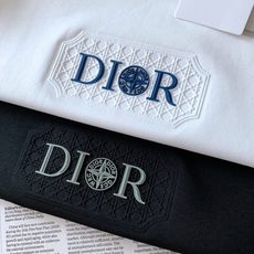 Dior Homme 迪奥·桀傲 2026FW早秋新品 罗盘浮雕短袖T恤👕 高支莫斯3D棉,上身软糯有质感。 胸前立体 Dior Homme 迪奥·桀傲 2026FW早秋新品 罗盘浮雕短袖T恤👕 高支莫斯3D棉,上身软糯有质感。 胸前立体
