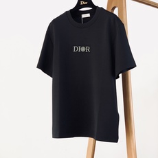 Dior Homme 迪奥·桀傲 2026FW早秋新品 罗盘浮雕短袖T恤👕 高支莫斯3D棉,上身软糯有质感。 胸前立体 Dior Homme 迪奥·桀傲 2026FW早秋新品 罗盘浮雕短袖T恤👕 高支莫斯3D棉,上身软糯有质感。 胸前立体