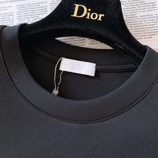 Dior Homme 迪奥·桀傲 2026FW早秋新品 罗盘浮雕短袖T恤👕 高支莫斯3D棉,上身软糯有质感。 胸前立体 Dior Homme 迪奥·桀傲 2026FW早秋新品 罗盘浮雕短袖T恤👕 高支莫斯3D棉,上身软糯有质感。 胸前立体