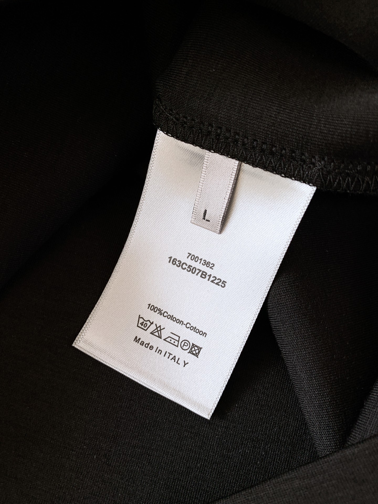 Dior Homme 迪奥·桀傲 2026FW早秋新品 罗盘浮雕短袖T恤👕 高支莫斯3D棉,上身软糯有质感。 胸前立体 Dior Homme 迪奥·桀傲 2026FW早秋新品 罗盘浮雕短袖T恤👕 高支莫斯3D棉,上身软糯有质感。 胸前立体
