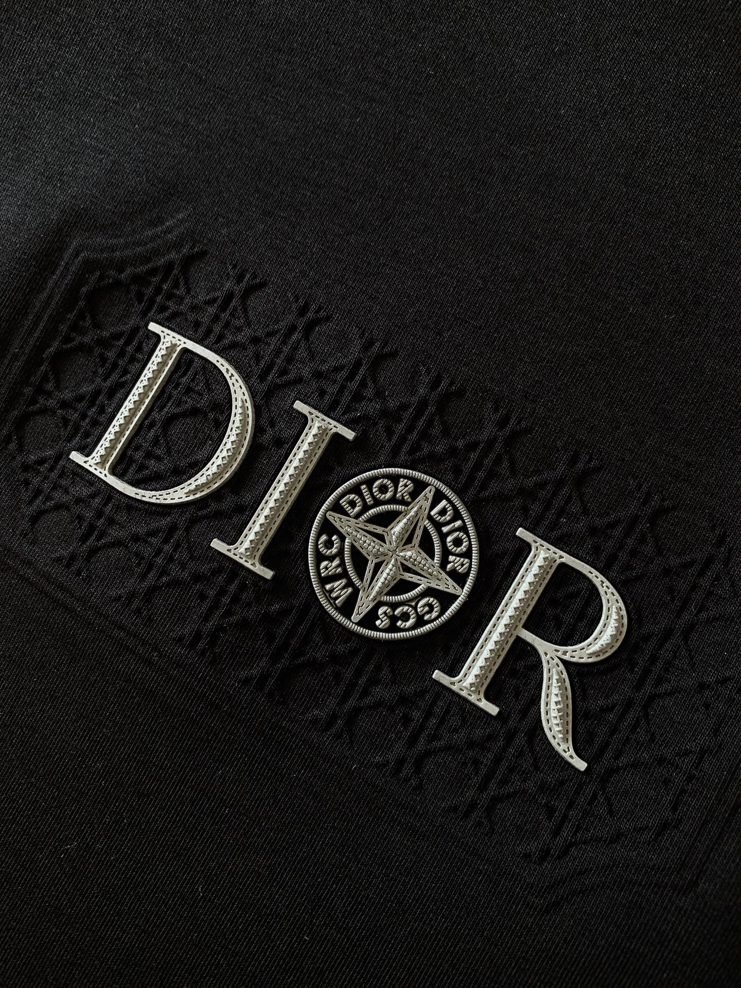 Dior Homme 迪奥·桀傲 2026FW早秋新品 罗盘浮雕短袖T恤👕 高支莫斯3D棉,上身软糯有质感。 胸前立体 Dior Homme 迪奥·桀傲 2026FW早秋新品 罗盘浮雕短袖T恤👕 高支莫斯3D棉,上身软糯有质感。 胸前立体