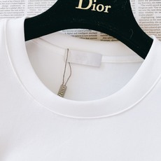 Dior Homme 迪奥·桀傲 2026FW早秋新品 罗盘浮雕短袖T恤👕 高支莫斯3D棉,上身软糯有质感。 胸前立体 Dior Homme 迪奥·桀傲 2026FW早秋新品 罗盘浮雕短袖T恤👕 高支莫斯3D棉,上身软糯有质感。 胸前立体