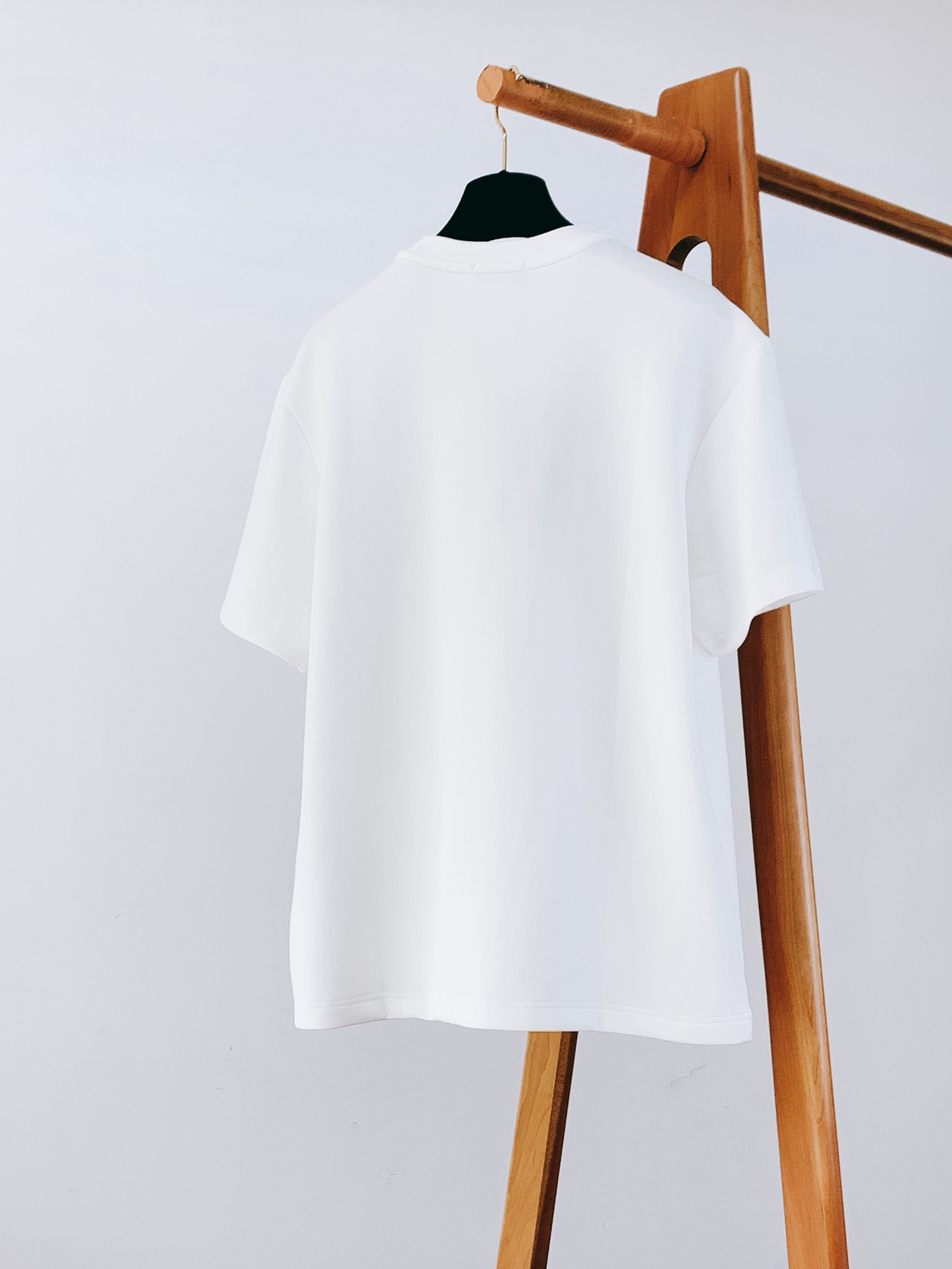 Dior Homme 迪奥·桀傲 2026FW早秋新品 罗盘浮雕短袖T恤👕 高支莫斯3D棉,上身软糯有质感。 胸前立体 Dior Homme 迪奥·桀傲 2026FW早秋新品 罗盘浮雕短袖T恤👕 高支莫斯3D棉,上身软糯有质感。 胸前立体