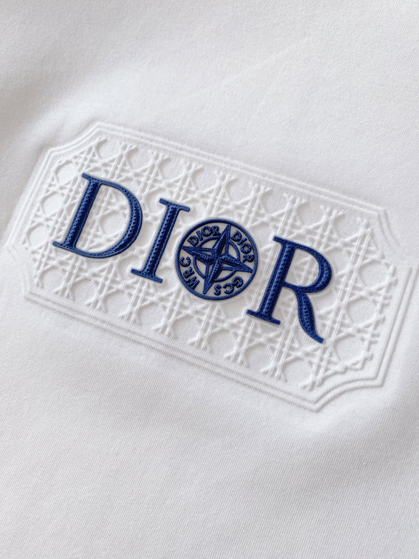 Dior Homme 迪奥·桀傲 2026FW早秋新品 罗盘浮雕短袖T恤👕 高支莫斯3D棉,上身软糯有质感。 胸前立体 Dior Homme 迪奥·桀傲 2026FW早秋新品 罗盘浮雕短袖T恤👕 高支莫斯3D棉,上身软糯有质感。 胸前立体