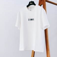 Dior Homme 迪奥·桀傲 2026FW早秋新品 罗盘浮雕短袖T恤👕 高支莫斯3D棉,上身软糯有质感。 胸前立体 Dior Homme 迪奥·桀傲 2026FW早秋新品 罗盘浮雕短袖T恤👕 高支莫斯3D棉,上身软糯有质感。 胸前立体