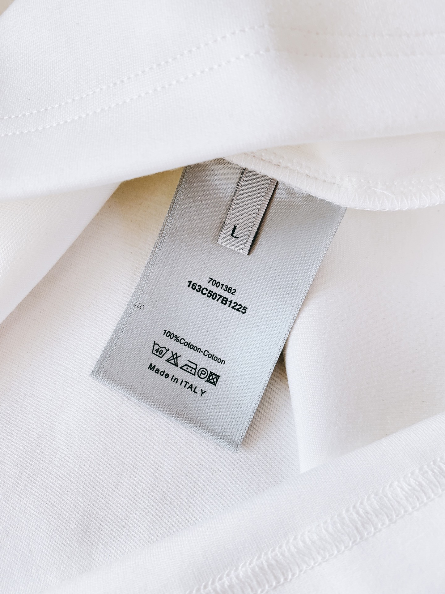 Dior Homme 迪奥·桀傲 2026FW早秋新品 罗盘浮雕短袖T恤👕 高支莫斯3D棉,上身软糯有质感。 胸前立体 Dior Homme 迪奥·桀傲 2026FW早秋新品 罗盘浮雕短袖T恤👕 高支莫斯3D棉,上身软糯有质感。 胸前立体