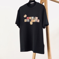 LouisVuitton 路易威登 2026FW早秋新品 积木字母印花打底T恤👕 甄选高支重磅莫斯3D棉面料,触感细腻软 LouisVuitton 路易威登 2026FW早秋新品 积木字母印花打底T恤👕 甄选高支重磅莫斯3D棉面料,触感细腻软