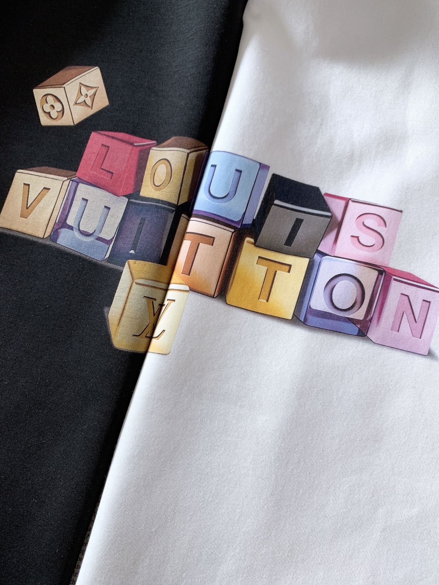 LouisVuitton 路易威登 2026FW早秋新品 积木字母印花打底T恤👕 甄选高支重磅莫斯3D棉面料,触感细腻软 LouisVuitton 路易威登 2026FW早秋新品 积木字母印花打底T恤👕 甄选高支重磅莫斯3D棉面料,触感细腻软