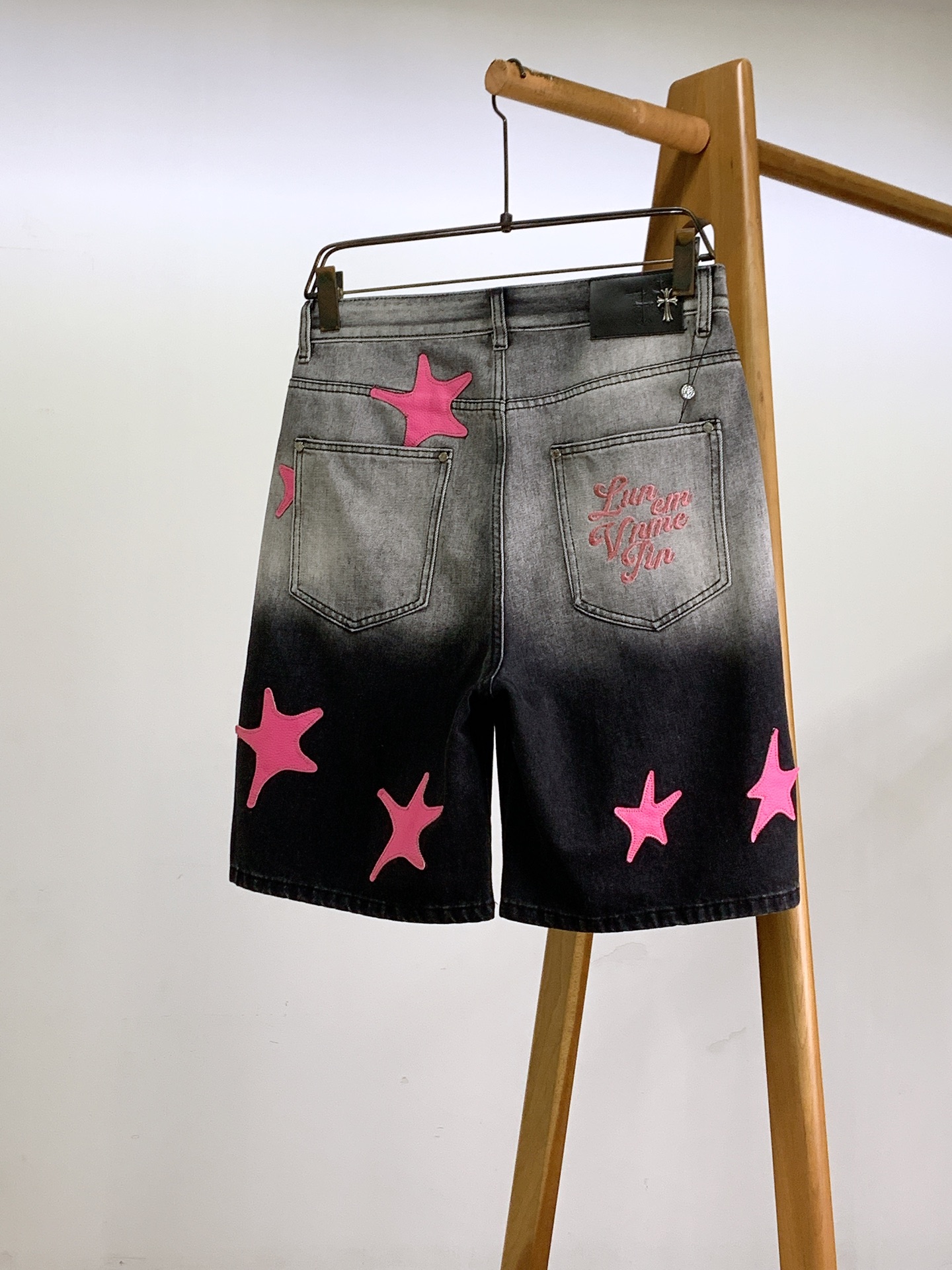 Chrome Hearts 克罗心 2026FW早秋新品 星星皮标牛仔五分短裤🩳 重磅牛仔+渐变水洗,双色可选!真皮五 Chrome Hearts 克罗心 2026FW早秋新品 星星皮标牛仔五分短裤🩳 重磅牛仔+渐变水洗,双色可选!真皮五