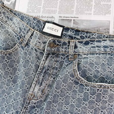 Gucci 古驰 2026FW早秋新品 满印GG提花直筒牛仔裤👖 重磅水洗牛仔,通体老花提花,立体肌理! 经典直筒版型 Gucci 古驰 2026FW早秋新品 满印GG提花直筒牛仔裤👖 重磅水洗牛仔,通体老花提花,立体肌理! 经典直筒版型