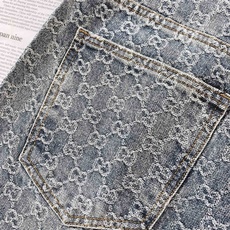 Gucci 古驰 2026FW早秋新品 满印GG提花直筒牛仔裤👖 重磅水洗牛仔,通体老花提花,立体肌理! 经典直筒版型 Gucci 古驰 2026FW早秋新品 满印GG提花直筒牛仔裤👖 重磅水洗牛仔,通体老花提花,立体肌理! 经典直筒版型