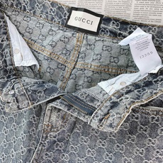 Gucci 古驰 2026FW早秋新品 满印GG提花直筒牛仔裤👖 重磅水洗牛仔,通体老花提花,立体肌理! 经典直筒版型 Gucci 古驰 2026FW早秋新品 满印GG提花直筒牛仔裤👖 重磅水洗牛仔,通体老花提花,立体肌理! 经典直筒版型