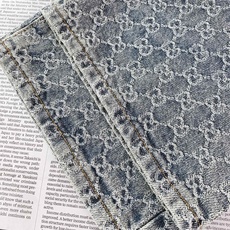 Gucci 古驰 2026FW早秋新品 满印GG提花直筒牛仔裤👖 重磅水洗牛仔,通体老花提花,立体肌理! 经典直筒版型 Gucci 古驰 2026FW早秋新品 满印GG提花直筒牛仔裤👖 重磅水洗牛仔,通体老花提花,立体肌理! 经典直筒版型