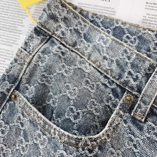 Gucci 古驰 2026FW早秋新品 满印GG提花直筒牛仔裤👖 重磅水洗牛仔,通体老花提花,立体肌理! 经典直筒版型 Gucci 古驰 2026FW早秋新品 满印GG提花直筒牛仔裤👖 重磅水洗牛仔,通体老花提花,立体肌理! 经典直筒版型