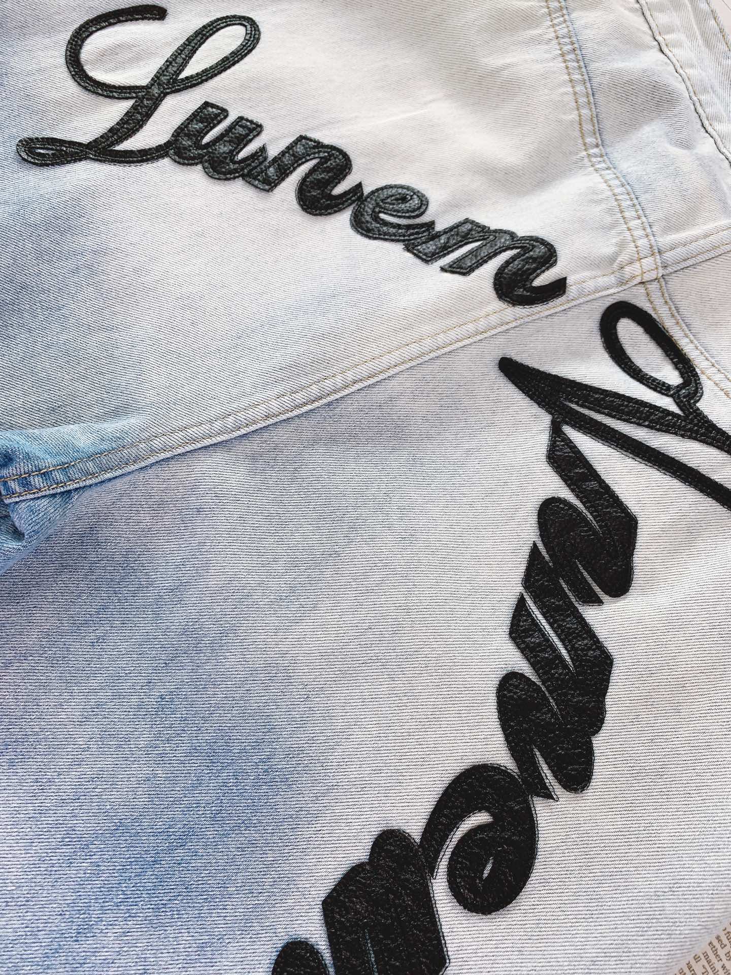 Chrome Hearts 克罗心 2026FW早秋新品 渐变破洞直筒牛仔裤👖 重磅牛仔+手工破坏毛边,渐变雪花水洗质 Chrome Hearts 克罗心 2026FW早秋新品 渐变破洞直筒牛仔裤👖 重磅牛仔+手工破坏毛边,渐变雪花水洗质