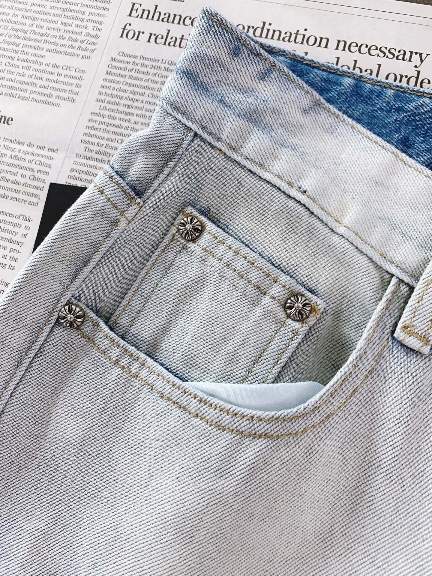 Chrome Hearts 克罗心 2026FW早秋新品 渐变破洞直筒牛仔裤👖 重磅牛仔+手工破坏毛边,渐变雪花水洗质 Chrome Hearts 克罗心 2026FW早秋新品 渐变破洞直筒牛仔裤👖 重磅牛仔+手工破坏毛边,渐变雪花水洗质