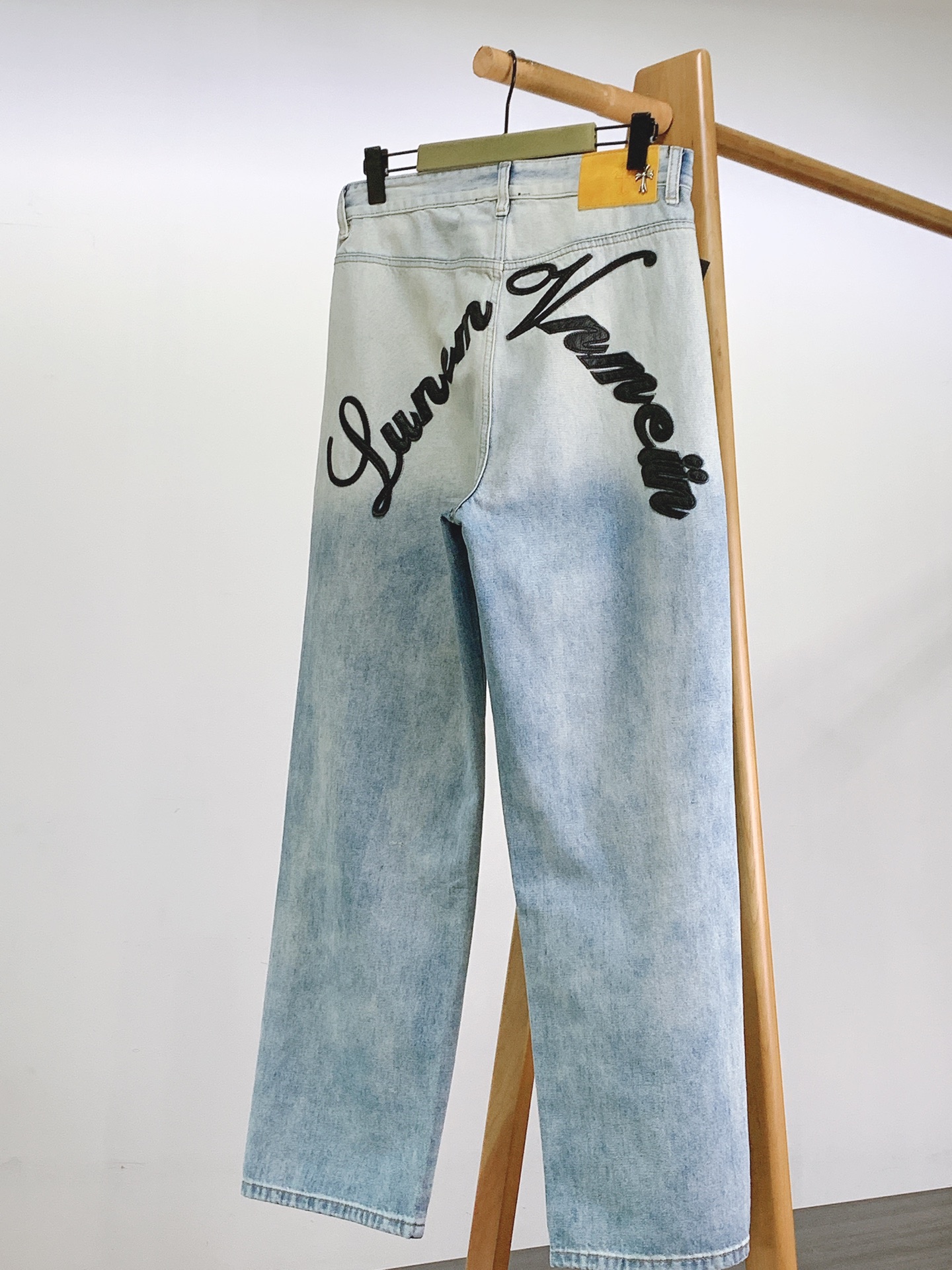 Chrome Hearts 克罗心 2026FW早秋新品 渐变破洞直筒牛仔裤👖 重磅牛仔+手工破坏毛边,渐变雪花水洗质 Chrome Hearts 克罗心 2026FW早秋新品 渐变破洞直筒牛仔裤👖 重磅牛仔+手工破坏毛边,渐变雪花水洗质