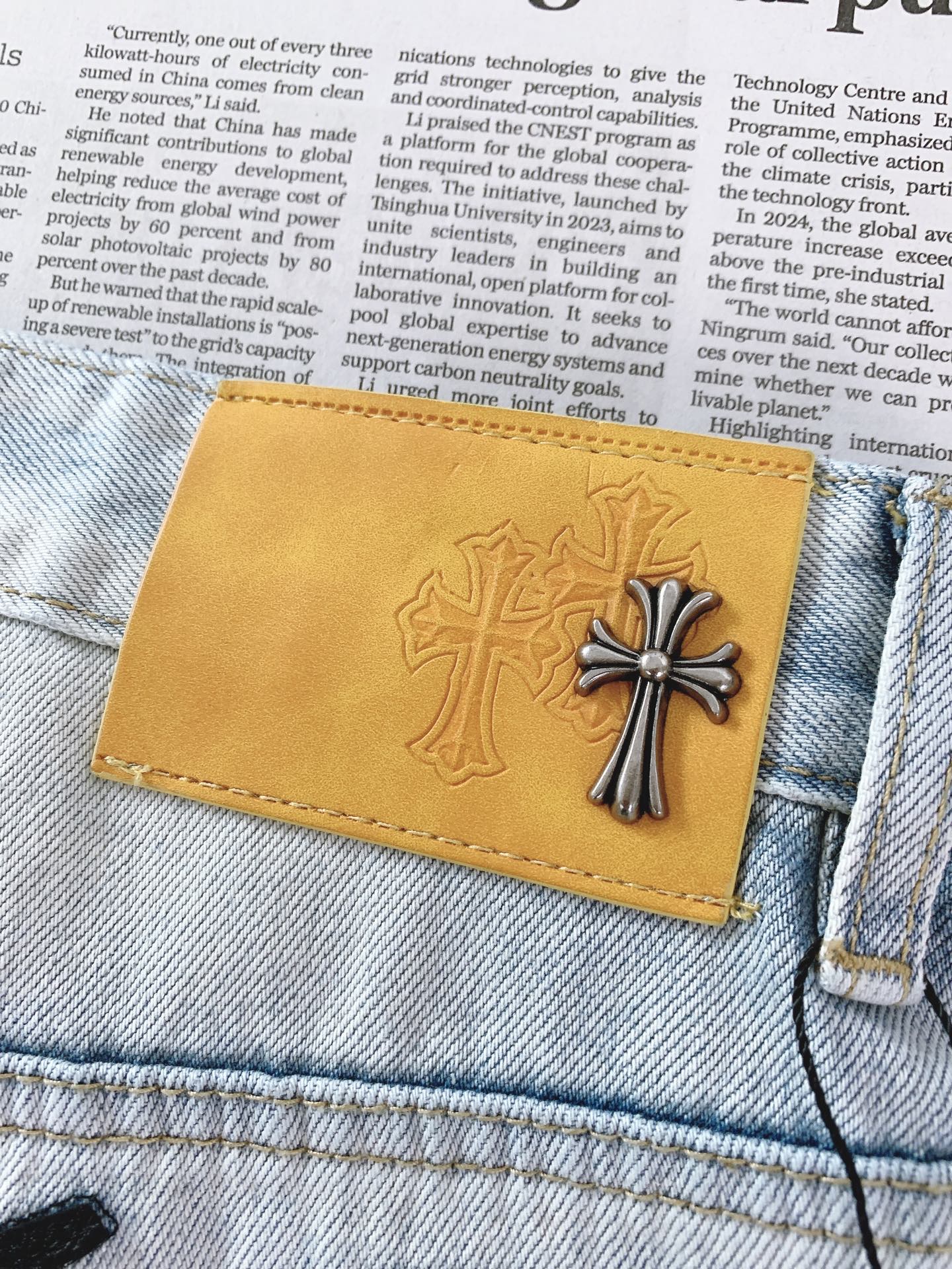Chrome Hearts 克罗心 2026FW早秋新品 渐变破洞直筒牛仔裤👖 重磅牛仔+手工破坏毛边,渐变雪花水洗质 Chrome Hearts 克罗心 2026FW早秋新品 渐变破洞直筒牛仔裤👖 重磅牛仔+手工破坏毛边,渐变雪花水洗质