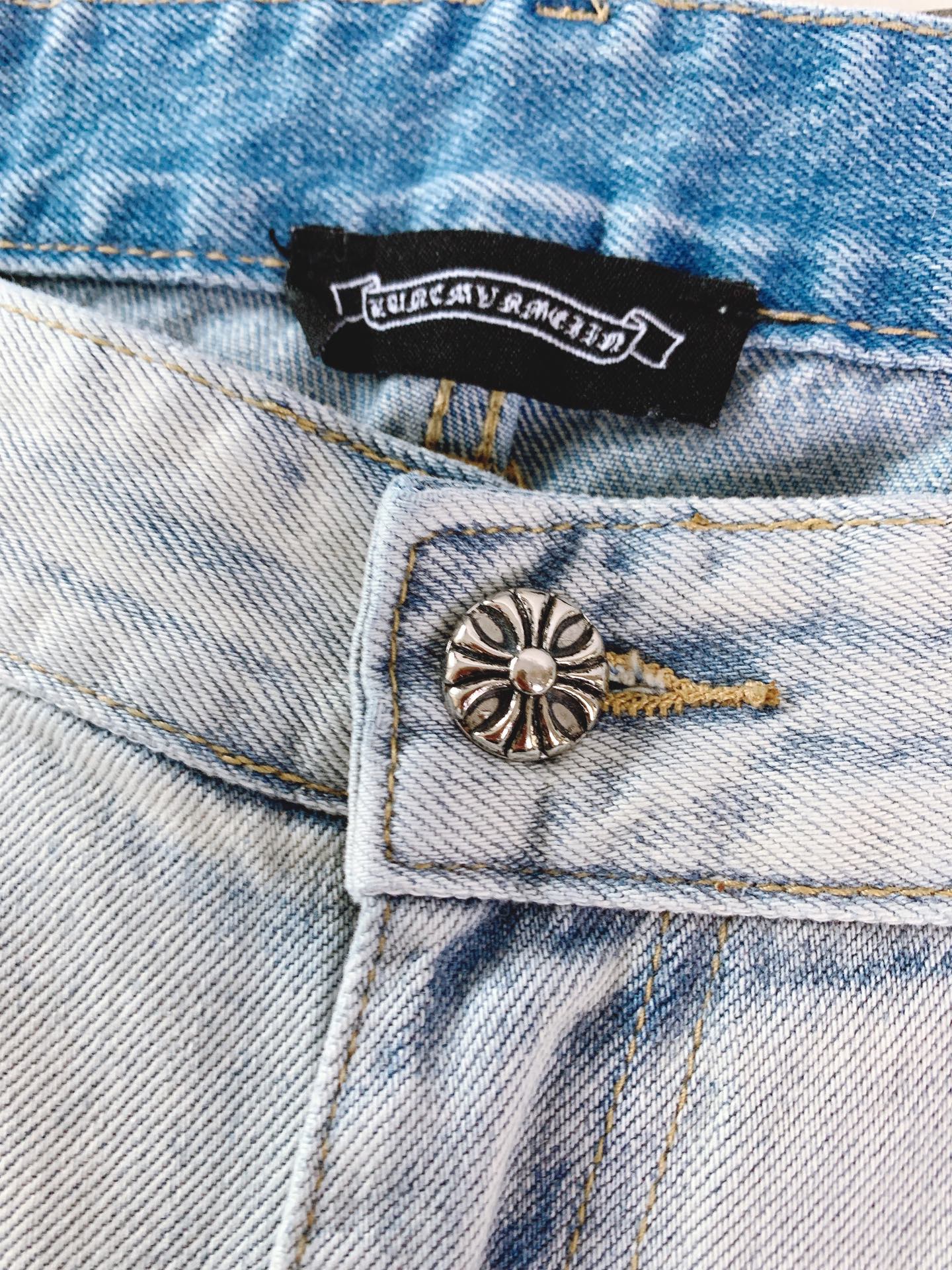 Chrome Hearts 克罗心 2026FW早秋新品 渐变破洞直筒牛仔裤👖 重磅牛仔+手工破坏毛边,渐变雪花水洗质 Chrome Hearts 克罗心 2026FW早秋新品 渐变破洞直筒牛仔裤👖 重磅牛仔+手工破坏毛边,渐变雪花水洗质