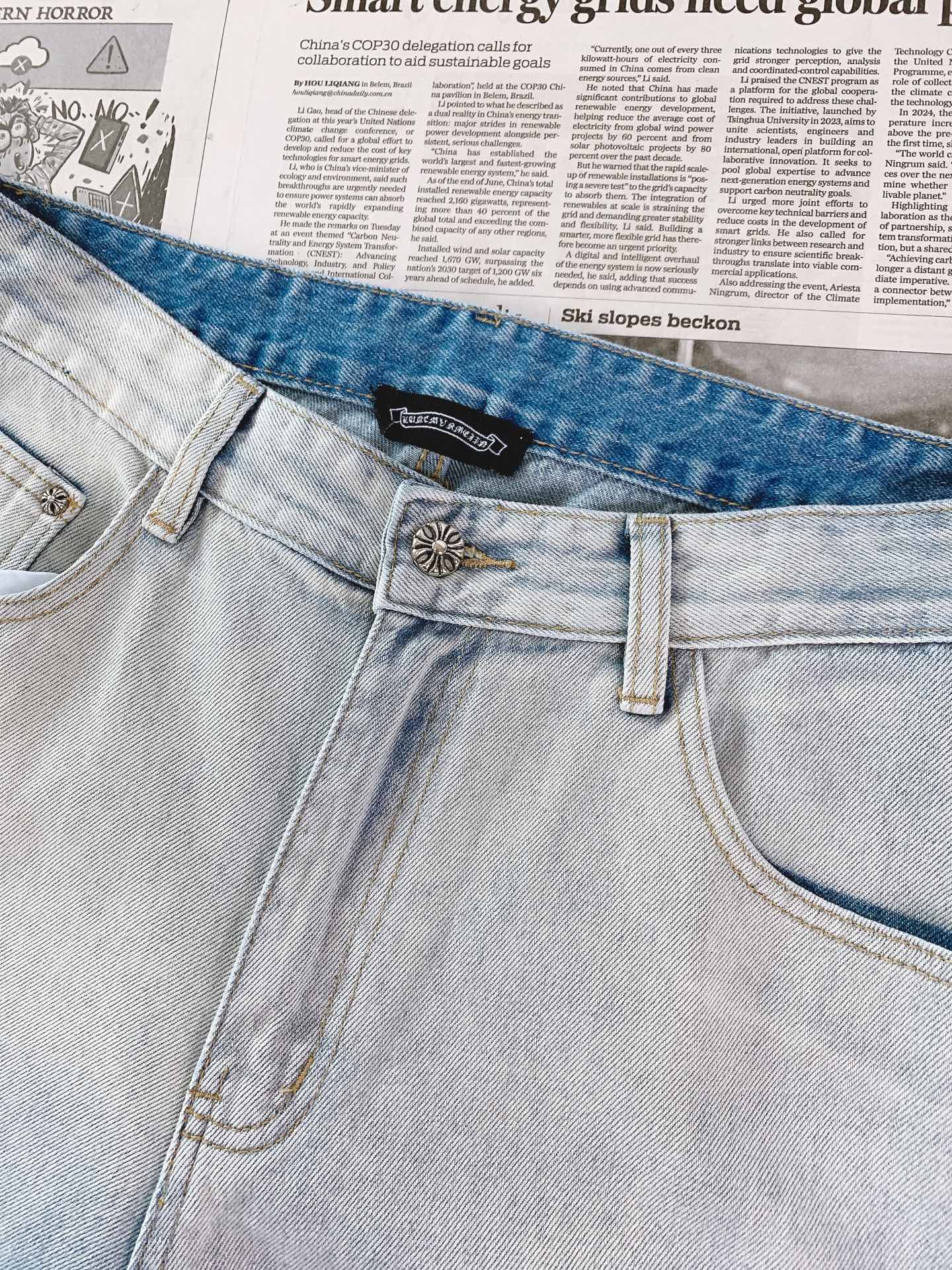 Chrome Hearts 克罗心 2026FW早秋新品 渐变破洞直筒牛仔裤👖 重磅牛仔+手工破坏毛边,渐变雪花水洗质 Chrome Hearts 克罗心 2026FW早秋新品 渐变破洞直筒牛仔裤👖 重磅牛仔+手工破坏毛边,渐变雪花水洗质