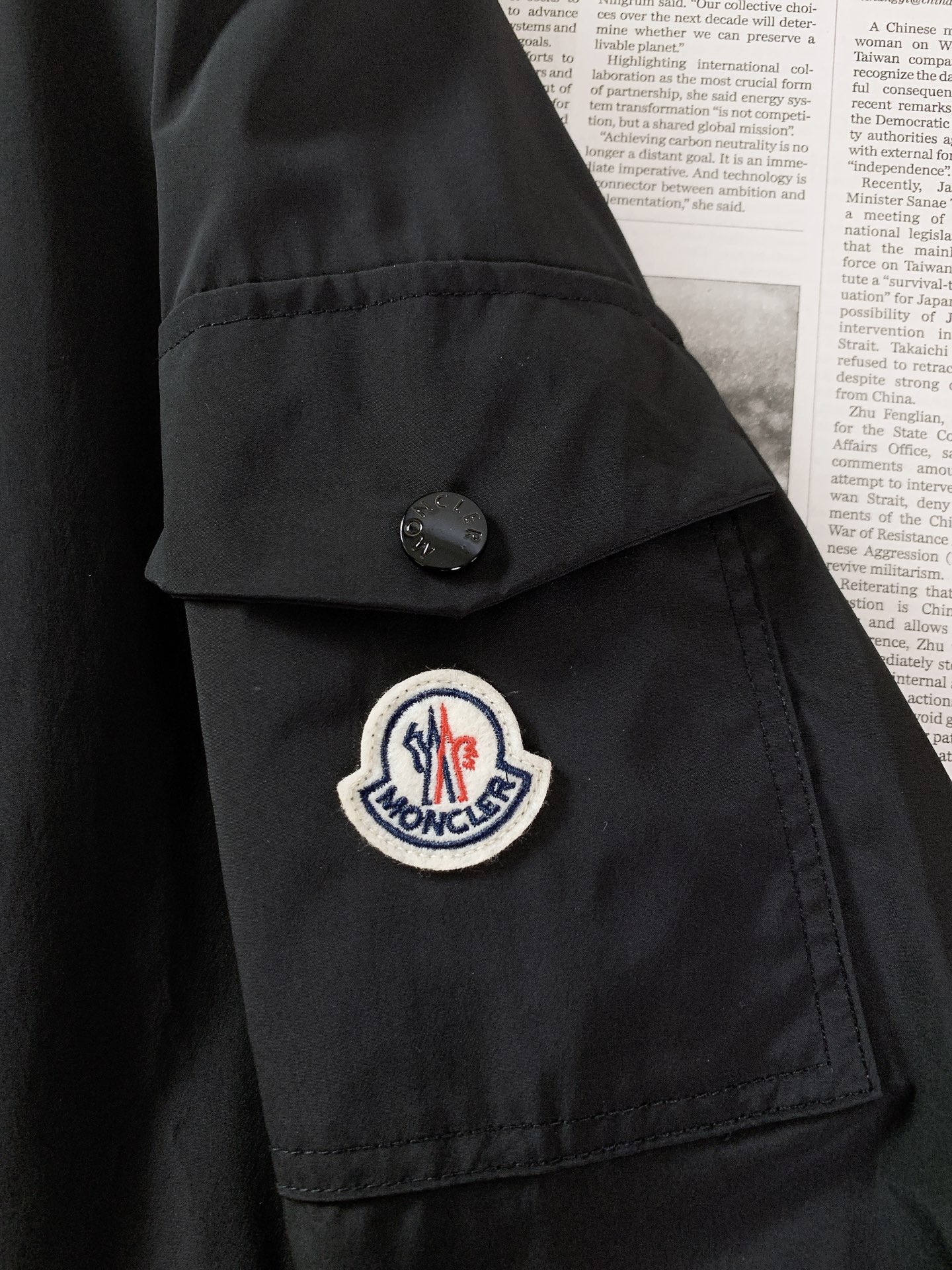 Moncler 蒙口 2026FW早秋新品 连帽冲锋外套🥼采用高密锦纶防风面料,轻薄挺括,自带防泼水面层,抵御细雨与阵 Moncler 蒙口 2026FW早秋新品 连帽冲锋外套🥼采用高密锦纶防风面料,轻薄挺括,自带防泼水面层,抵御细雨与阵