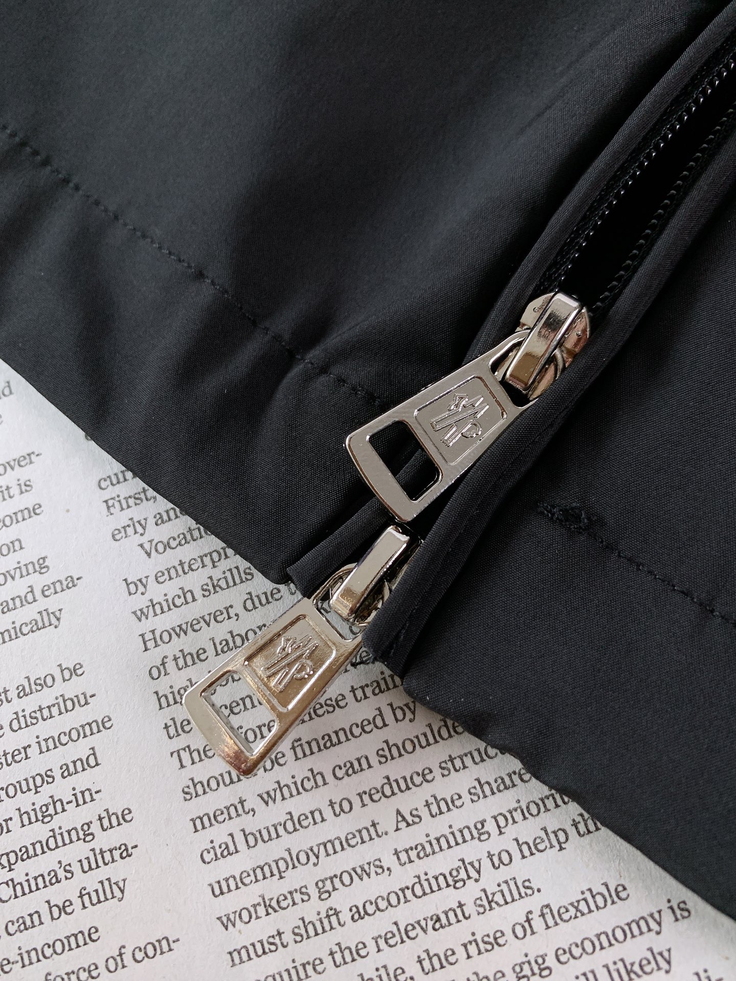 Moncler 蒙口 2026FW早秋新品 连帽冲锋外套🥼采用高密锦纶防风面料,轻薄挺括,自带防泼水面层,抵御细雨与阵 Moncler 蒙口 2026FW早秋新品 连帽冲锋外套🥼采用高密锦纶防风面料,轻薄挺括,自带防泼水面层,抵御细雨与阵