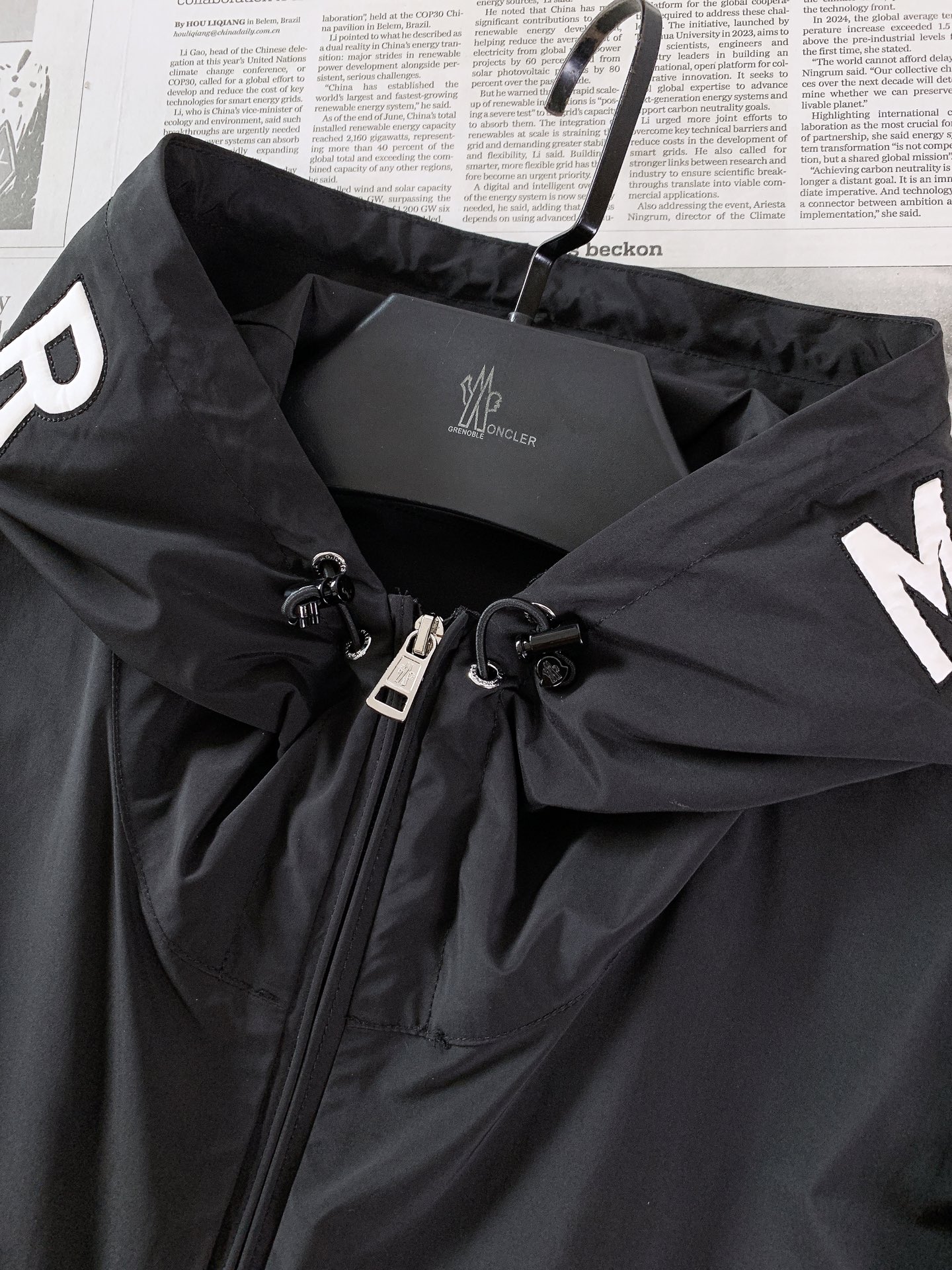 Moncler 蒙口 2026FW早秋新品 连帽冲锋外套🥼采用高密锦纶防风面料,轻薄挺括,自带防泼水面层,抵御细雨与阵 Moncler 蒙口 2026FW早秋新品 连帽冲锋外套🥼采用高密锦纶防风面料,轻薄挺括,自带防泼水面层,抵御细雨与阵