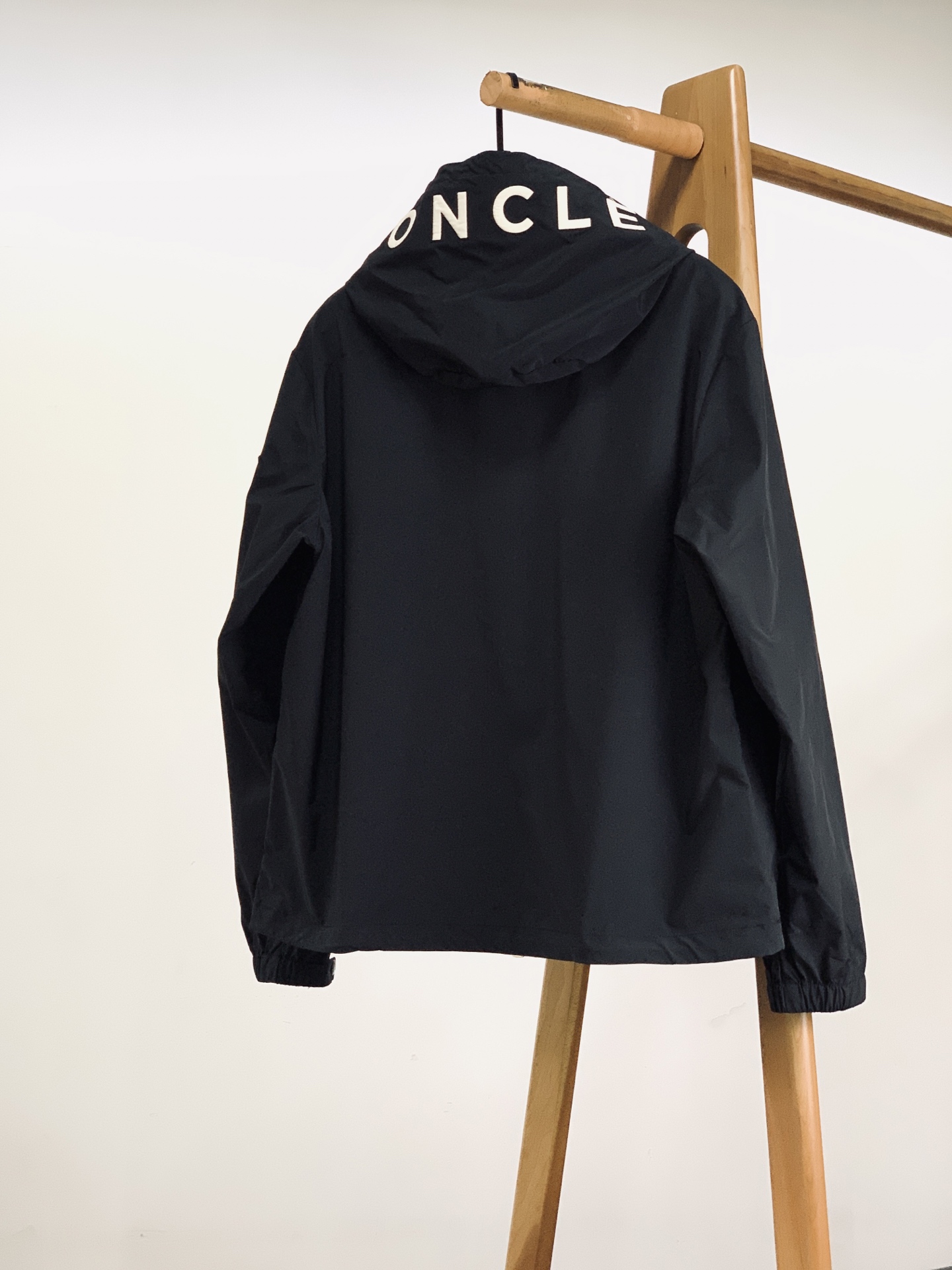 Moncler 蒙口 2026FW早秋新品 连帽冲锋外套🥼采用高密锦纶防风面料,轻薄挺括,自带防泼水面层,抵御细雨与阵 Moncler 蒙口 2026FW早秋新品 连帽冲锋外套🥼采用高密锦纶防风面料,轻薄挺括,自带防泼水面层,抵御细雨与阵