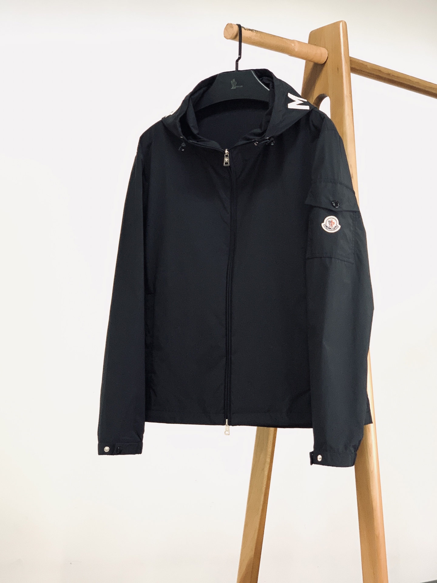 Moncler 蒙口 2026FW早秋新品  连帽冲锋外套🥼采用高密锦纶防风面料，轻薄挺括，自带防泼水面层，抵御细雨与阵