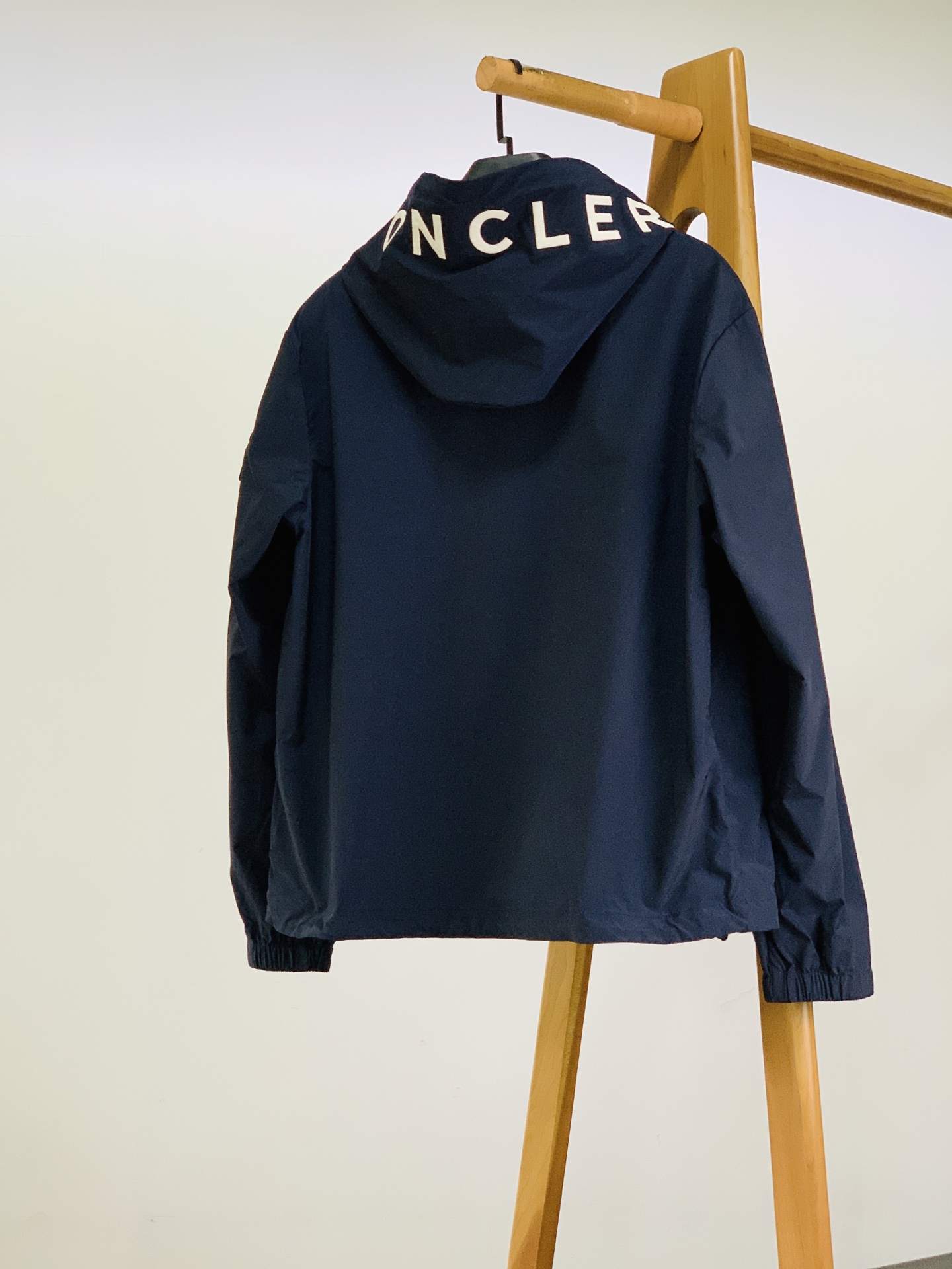 Moncler 蒙口 2026FW早秋新品 连帽冲锋外套🥼采用高密锦纶防风面料,轻薄挺括,自带防泼水面层,抵御细雨与阵 Moncler 蒙口 2026FW早秋新品 连帽冲锋外套🥼采用高密锦纶防风面料,轻薄挺括,自带防泼水面层,抵御细雨与阵