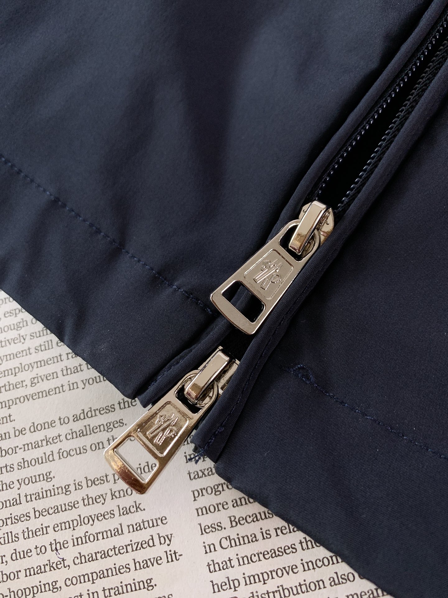 Moncler 蒙口 2026FW早秋新品 连帽冲锋外套🥼采用高密锦纶防风面料,轻薄挺括,自带防泼水面层,抵御细雨与阵 Moncler 蒙口 2026FW早秋新品 连帽冲锋外套🥼采用高密锦纶防风面料,轻薄挺括,自带防泼水面层,抵御细雨与阵