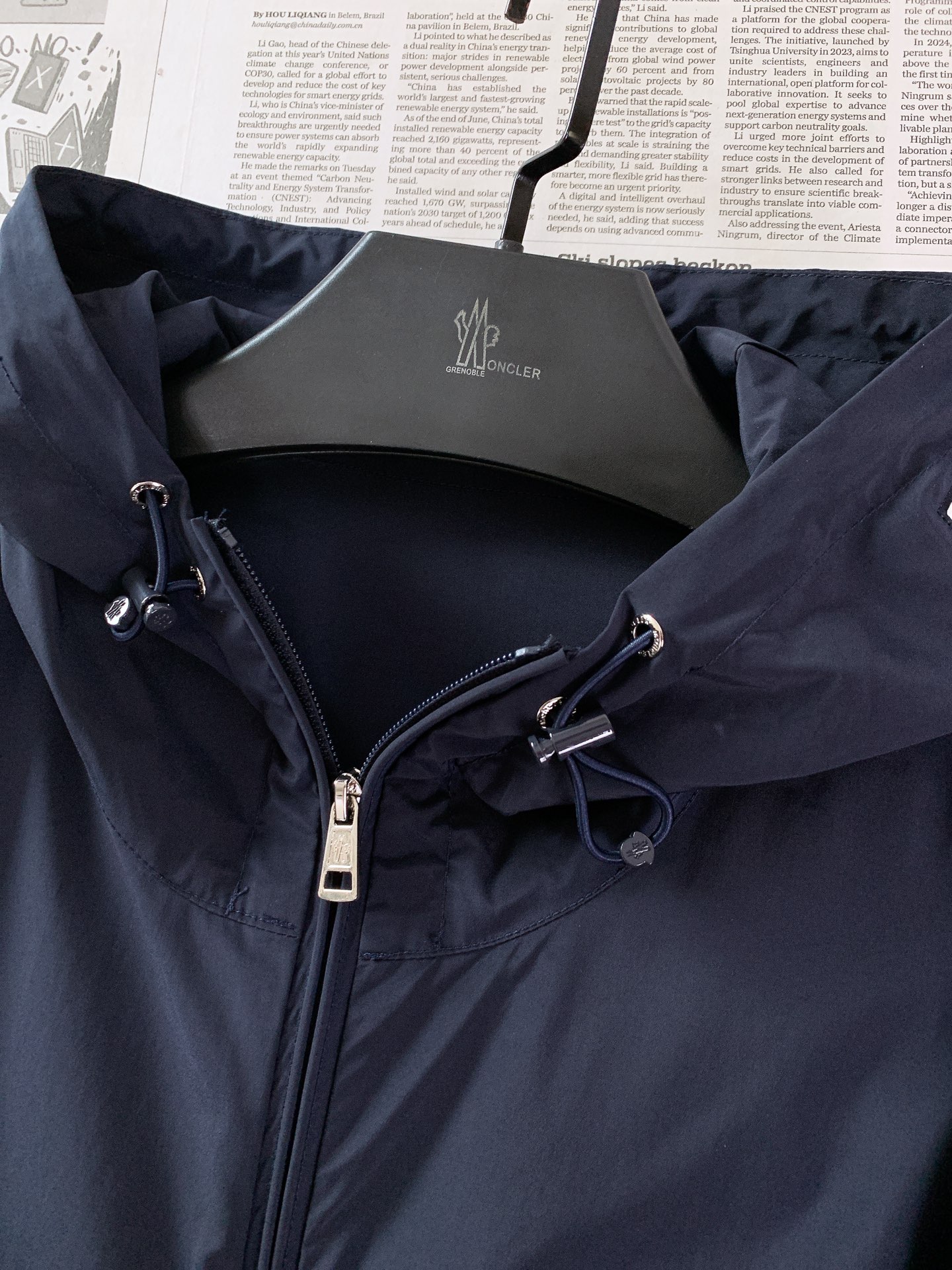Moncler 蒙口 2026FW早秋新品 连帽冲锋外套🥼采用高密锦纶防风面料,轻薄挺括,自带防泼水面层,抵御细雨与阵 Moncler 蒙口 2026FW早秋新品 连帽冲锋外套🥼采用高密锦纶防风面料,轻薄挺括,自带防泼水面层,抵御细雨与阵