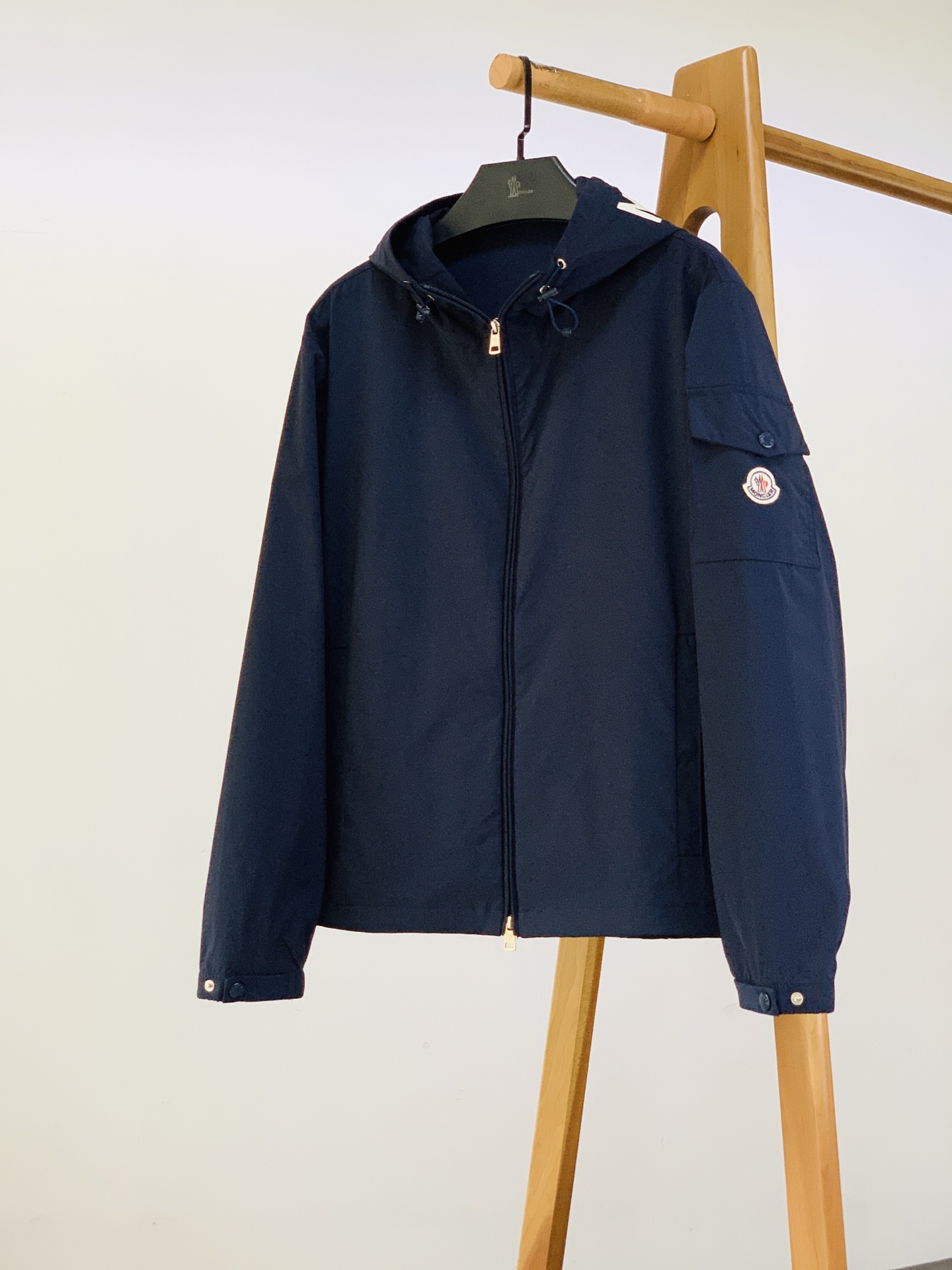 Moncler 蒙口 2026FW早秋新品  连帽冲锋外套🥼采用高密锦纶防风面料，轻薄挺括，自带防泼水面层，抵御细雨与阵