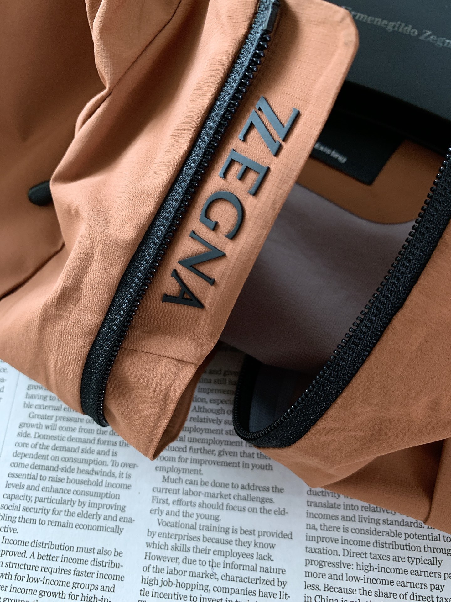 Ermenegildo Zegna 杰尼亚 2026FW早秋新品  休闲连帽冲锋衣🥼 选用高密功能性防风防水面料，自带挺
