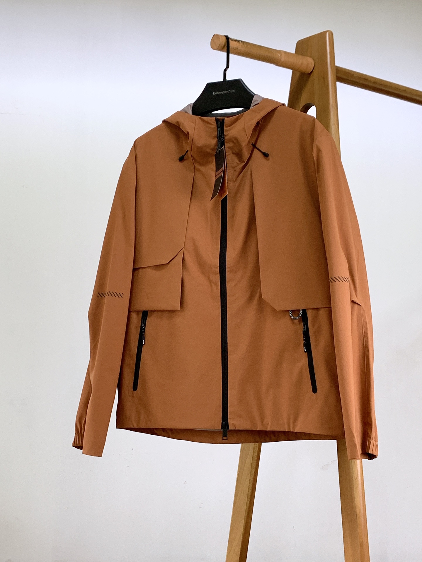 Ermenegildo Zegna 杰尼亚 2026FW早秋新品 休闲连帽冲锋衣🥼 选用高密功能性防风防水面料,自带挺 Ermenegildo Zegna 杰尼亚 2026FW早秋新品 休闲连帽冲锋衣🥼 选用高密功能性防风防水面料,自带挺